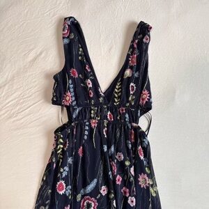Navy blue and pink floral midi dress with V-neck and open back #floraldress